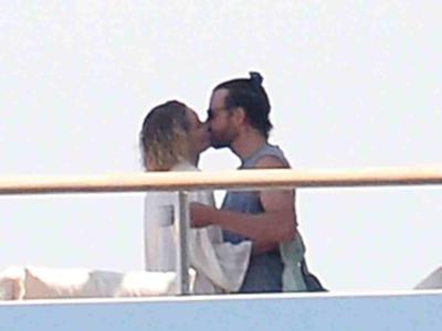 Bradley Cooper in Gigi Hadid s poljubom potrdila, da sta par #foto