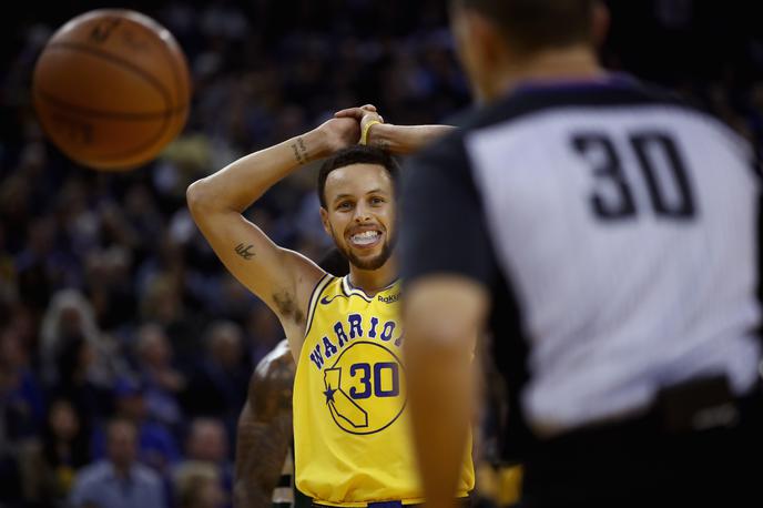 Steph Curry | Stephen Curry si je poškodoval mečno mišico na levi nogi. | Foto Guliver/Getty Images