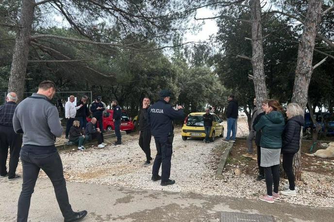 Protest na Pagu | Prebivalci Šimuna menijo, da gre za uzurpacijo javne plaže. Podpisali so peticijo in organizirali protest.  | Foto Stipe Žunić/FB