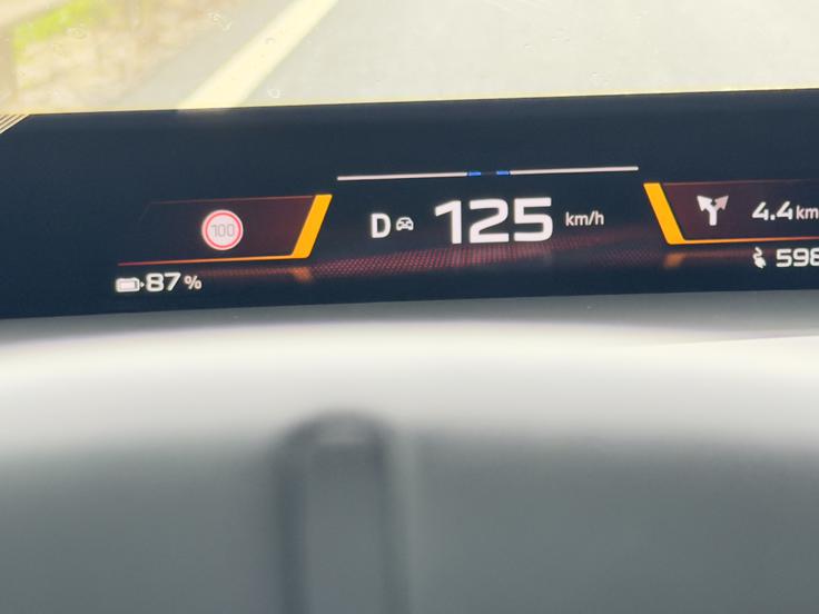 BMW nima klasičnih merilnikov, temveč digitalni pas prek celotne širine vozila pod vetrobranskim steklom. | Foto: Gregor Pavšič