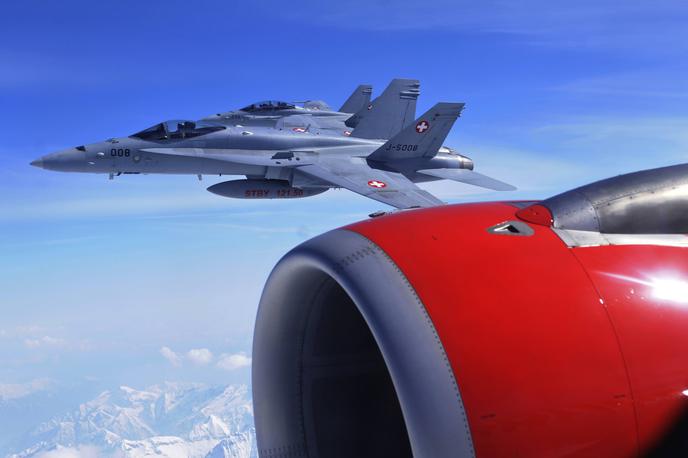 Švica F-18 | Na fotografiji: švicarska lovca F/A-18 spremljata letalo. | Foto Guliverimage