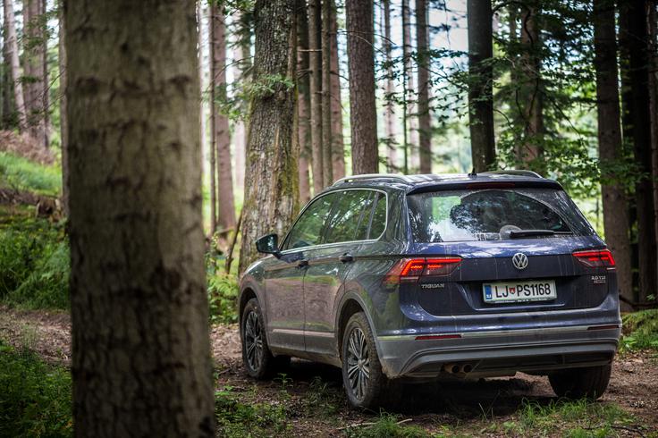 Za zahtevnejše uporabnike, ki zaradi poklica ali prostega časa z avtomobilom večkrat zavijejo na stranpoti brez asfalta, tiguan poleg štirikolesnega pogona za doplačilo 311 evrov ponuja paket offroad. To ne pretirano doplačilo za varnejšo telovadbo zunaj ceste ponuja dva centimetra višjo oddaljenost od tal, prilagoditve prvega odbijača in zaščito podvozja.  | Foto: Klemen Korenjak