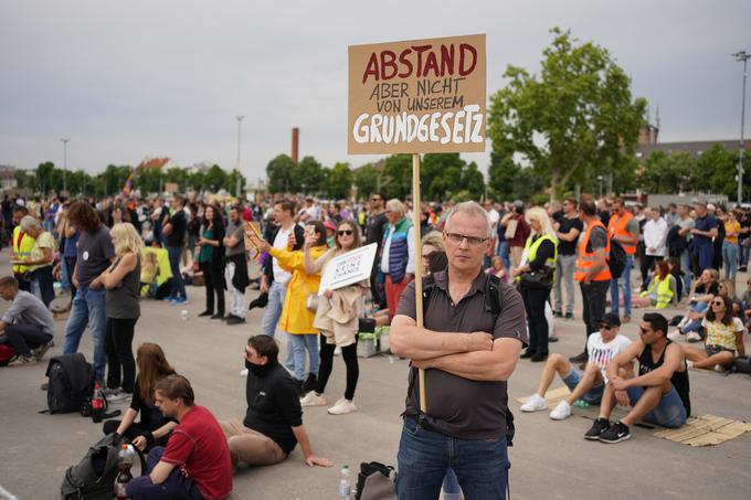 Največ ljudi je protestiralo v Stuttgartu, okoli deset tisoč, a je večina upoštevala zapovedano minimalno razdaljo. | Foto: Getty Images