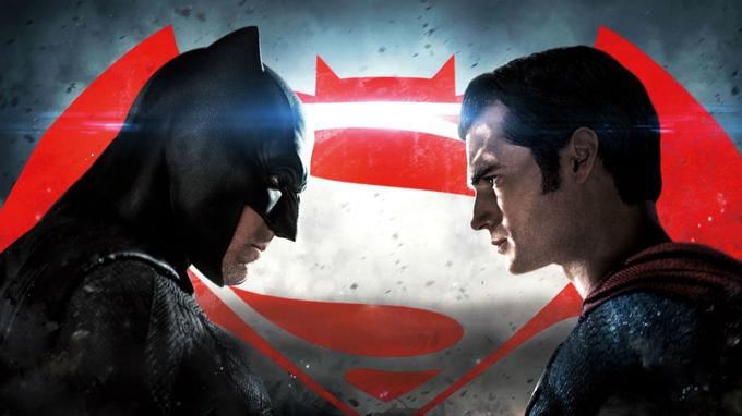 Priznani režiser Zack Snyder prinaša priredbo stripa z Benom Affleckom v vlogi Batmana ter Henryjem Cavillom v vlogi Supermana. Oba imata nasprotni stališči o tem, kakšen naj bo junak, ki varuje svet, a se bosta morala spopasti s še večjo grožnjo, ki jo je vnovič ustvaril zlobni milijarder Lex Luthor. • Premera v nedeljo, 24. 6., u 20. uri na HBO. │ │ Film bo na voljo tudi na HBO OD/GO. | Foto: 