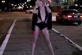 Seksi Charlize Theron skoraj gola na slikanju