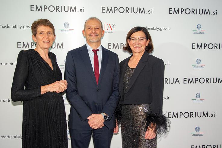 Galerija Emporium-53 Ga. Helena Draškovič, direktor Italian Trade Agency v Ljubljani, g. Giacomo Ricciotti in direktorica Magistrat International, ga. Jožica Brcar. | Foto: MAGISTRAT INTERNATIONAL D.O.O.