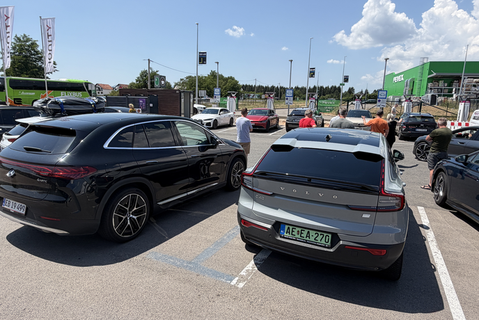 Sobota, poletje in elektrika do Dalmacije: kako se čaka na polnilnico? #foto