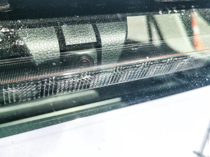 Tako je za zadnjim steklom skrita kamera. V odboju se vidi vzvratna luč, kar pomeni, da je kamera nameščena tik pod zadnjim usmerjevalnikom zraka. | Foto: Gašper Pirman