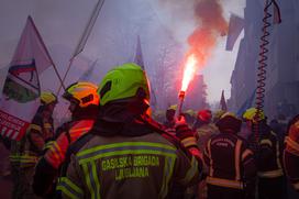 Protestni shod poklicnih gasilcev pred poslopjem vlade. gasilci