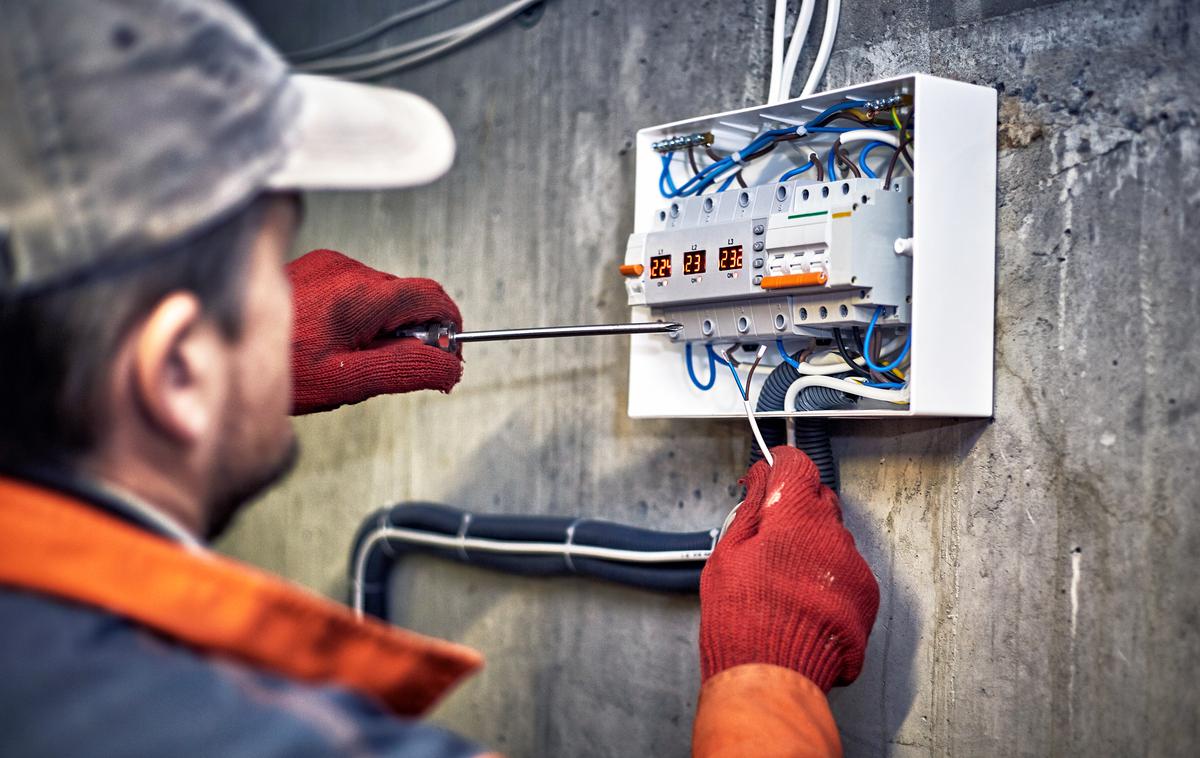 Električar | Od vas zahtevajo podatke o merilnem mestu, porabi, zadnji račun za oskrbo z električno energijo, pregled električnega števca. | Foto Getty Images