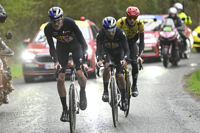 Daniel Martinez, Tim Van Dijke in Jonas Vingegaard | Daniel Martinez in Tim Van Dijke sta vlekla ubežno trojico, kilometer prec ciljem pa je skočil in zmagal Jonas Vingegaard. | Foto Guliverimage
