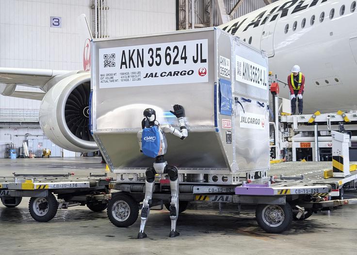 Humanoidni robot med medijsko predstavitvijo v hangarju letala družbe Japan Airlines na letališču Haneda v Tokiu | Foto: Reuters