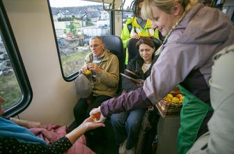 Zakaj so potniki na slovenskih vlakih prejeli jabolko in med?