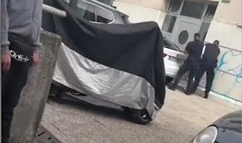 Redarja sredi Ljubljane na tla zbila moškega in ga vklenila #video