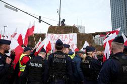 Na tisoče kmetov v Varšavi protestiralo proti politiki EU