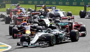 Rosberg v Spaju na vrhu, Magnussen v zaščitni ogradi #video