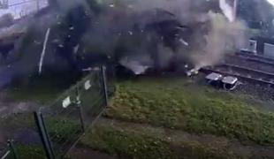 Grozljivo trčenje: vlak z 200 kilometri na uro naletel v tovornjak s priklopnikom #video