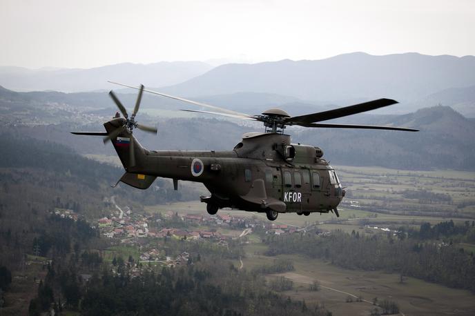 Helikopter Cougar | Helikopterska enota Slovenske vojske ima v svoji sestavi štiri helikopterje tipa AS532 Cougar in osem helikopterjev tipa Bell 412. Po naših informacijah letijo le trije. | Foto Ana Kovač