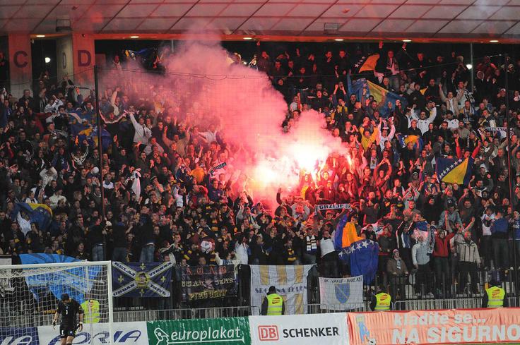V Ljudskem vrtu se je zbralo deset tisoč gledalcev, med njimi tudi ogromno privržencev BiH. | Foto: Aleš Fevžer