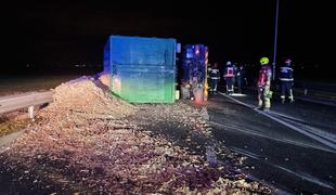 Nesreča na mengeški obvoznici: prevrnil se je tovornjak z lesnimi sekanci #foto