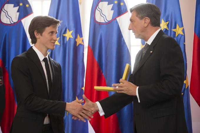 Po res plodni zimi za Petra Prevca je ta danes iz rok predsednika države Boruta Pahorja prejel še zlati red za zasluge. | Foto: 