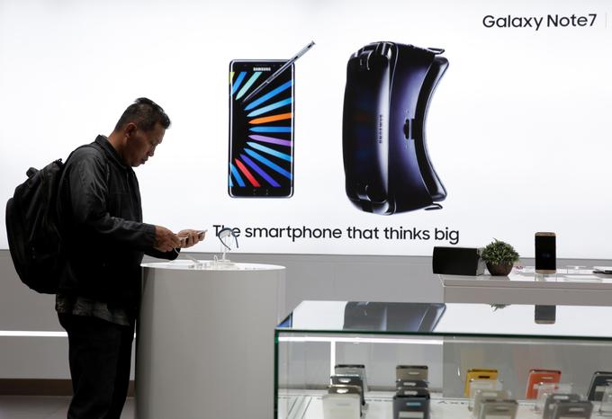 Samsung Galaxy Note 7 je glede na tehnične lastnosti trenutno najbolj zmogljiv pametni telefon. A na naš nedavni seznam najboljših na trgu ga nismo uvrstili, ker se iz drugih ne kadi, iz njega se pa lahko začne. | Foto: Reuters