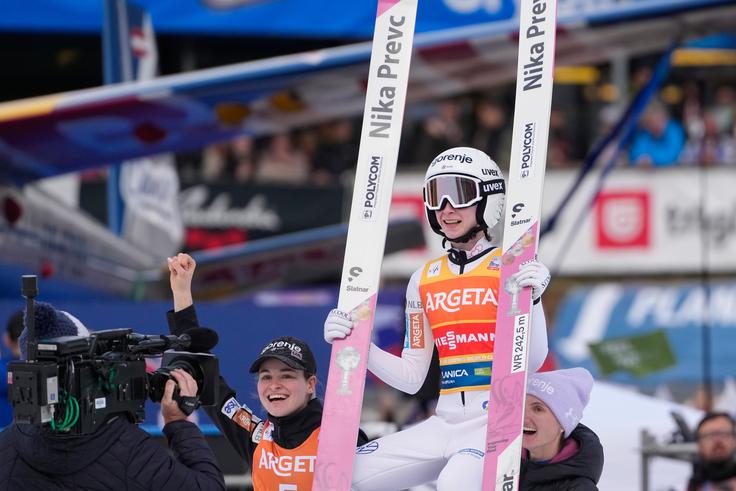 Nika že tri leta kraljuje v ženski karavani smučarskih skokov na Slatnarjevih smučeh. | Foto: Guliverimage