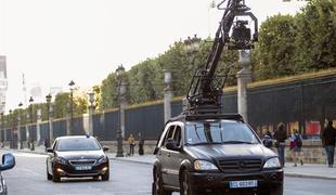 Scarlett Johansson s peugeotom 308 drvi po ulicah Pariza (video)