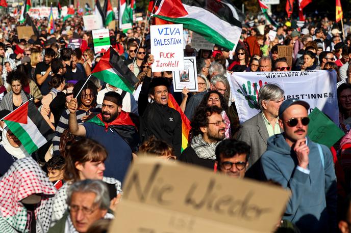 Berlin, protest, protestniki, podpora, Gaza, Palestina | Glavni del shoda se je začel ob 17. uri, dogajanje se bo z nastopi glasbenikov nadaljevalo do poznega večera. | Foto Reuters