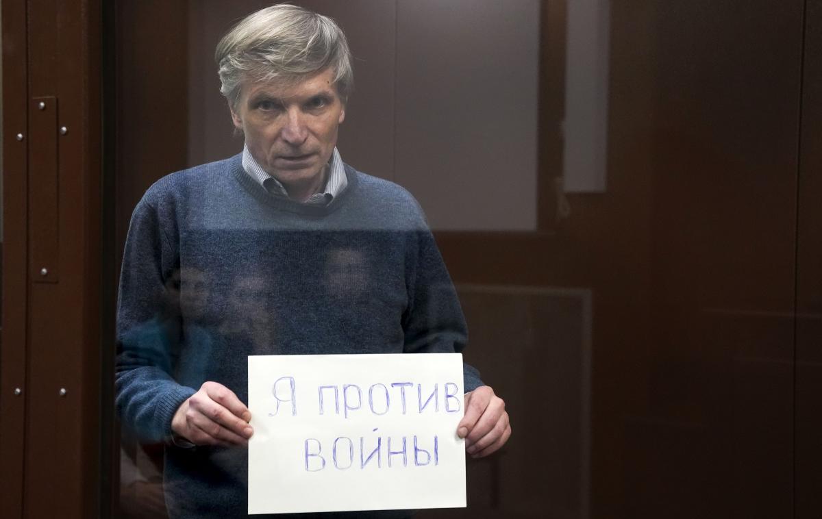 Aleksej Gorinov | Aleksej Gorinov med junijskim zaslišanjem na sodišču v Moskvi. V rokah drži list papirja z napisom "Sem proti vojni." | Foto Guliver Image