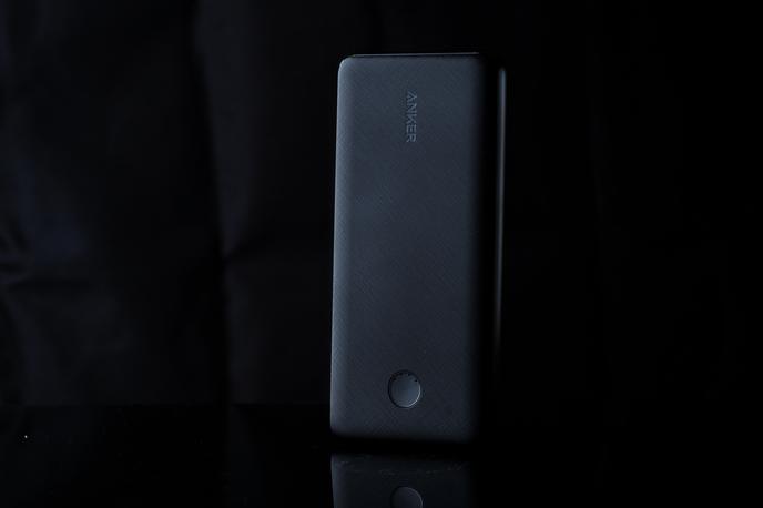 Anker, prenosna baterija, powerbank | Anker ob tem, da naj jih nemudoma prenehajo uporabljati, lastnike odpoklicanih mobilnih baterij poziva, naj jih sprva shranijo na varno mesto, ki pa naj ne bo koš za smeti. Obstaja namreč možnost, da se notranja baterija naprave pregreje in začne taliti plastično ohišje polnilnika, v najslabšem primeru pa lahko baterija tudi zagori in s tem predstavlja nevarnost za povzročitev požara. | Foto Shutterstock