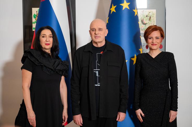 Dragan Živadinov Prejemnik Prešernove nagrade za življenske dosežke Dragan Živadinov, ministrica za kulturo Asta Vrečko (desno) in predsednica Upravnega odbora Prešernovega sklada Zdenka Badovinac (levo). | Foto: STA
