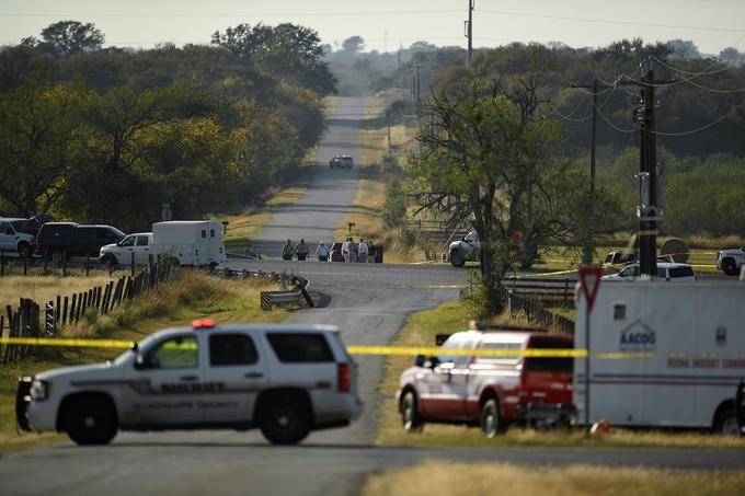 V streljanju v Teksasu je v nedeljo umrlo 27 ljudi, več kot 20 je bilo ranjenih.  | Foto: Reuters