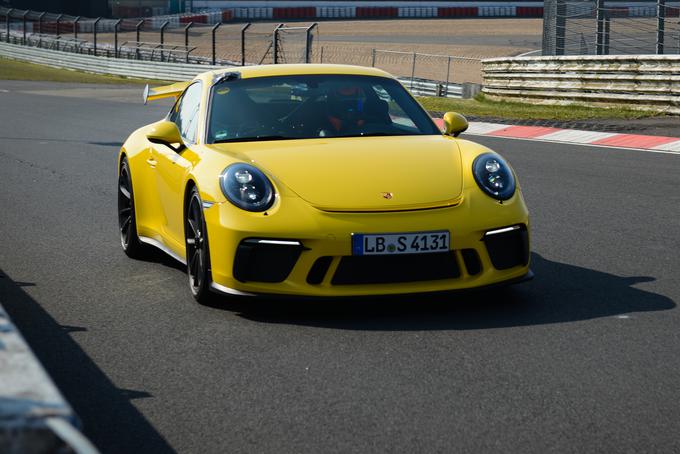 Novi porsche 911 GT3 v številkah: atmosferski 4,0-litrski 6 valjnik bokser zasnove, 368 kW (500 KM) pri 8250 vrt./min., 460 Nm pri 6000 vrt./min., 1413 kg, 2,83 kg na konjsko moč, 3,4 s do 100 km/h in 320 km/h.
 | Foto: Porsche