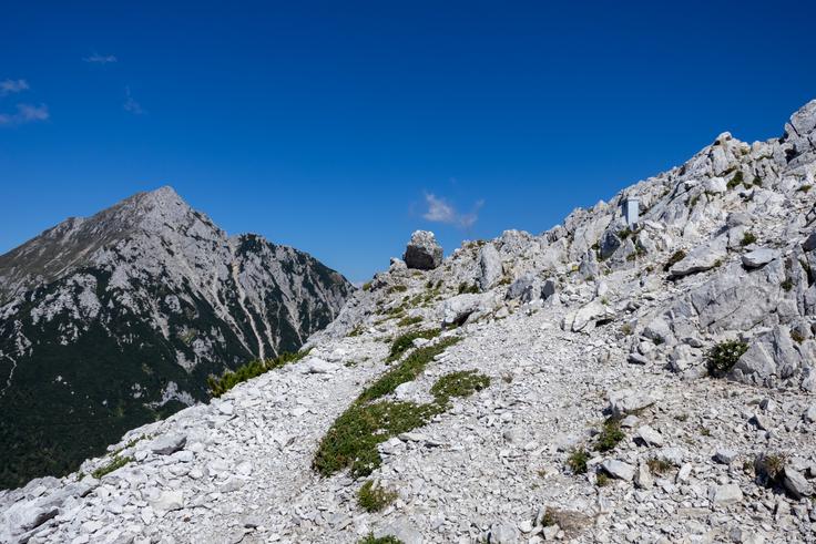 Mali Grintovec ima vpisno skrinjico. V ozadju je Storžič. | Foto: Matej Podgoršek