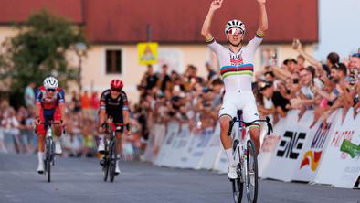 Pogačar na domačo dirko povabil vse, ki jih ima v imeniku. In zmagal! #video