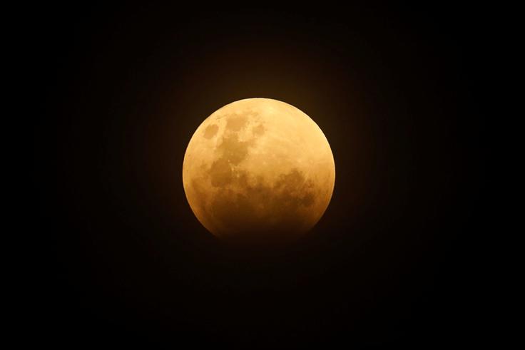 Krvava luna nad Džakarto v Indoneziji  | Foto: Reuters