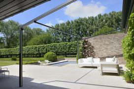 Pergotenda zaradi minimalisticne konstrukcije omogoca panoramski pogled na vrt