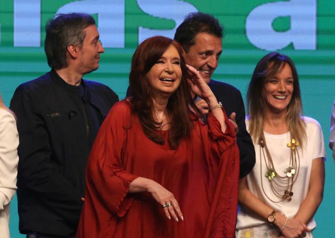 Z zmago bo Fernandez omogočil vrnitev v predsedniško palačo tudi kontroverzni, a priljubljeni nekdanji argentinski predsednici Cristini Kirchner. | Foto: Reuters