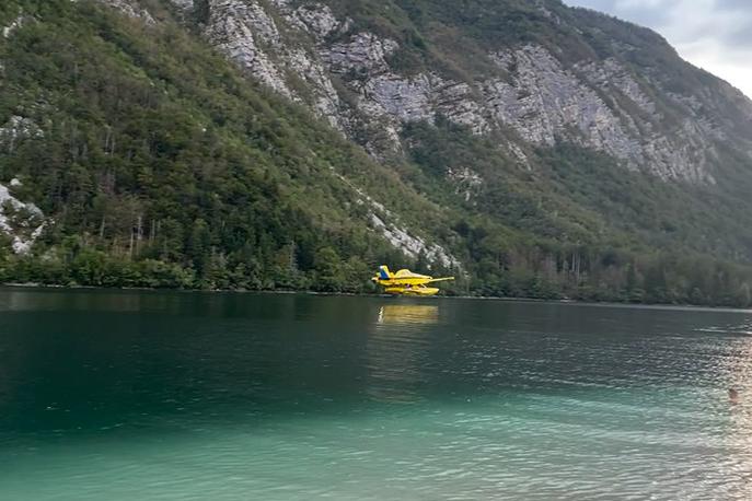 Bohinjsko jezero, Air Tractor | Anonimni pošiljatelj je bohinjskim gasilcem med drugim očital tudi gašenje nepomembnih požarov v neuporabnih gozdovih in zajemanje vode iz Bohinjskega jezera, ki naj bi jo za prebivalce drugih krajev uporabljali brezplačno. Po mnenju pošiljatelja imajo prav zaradi tega Bohinjci omejitve rabe vode. | Foto Siol.net