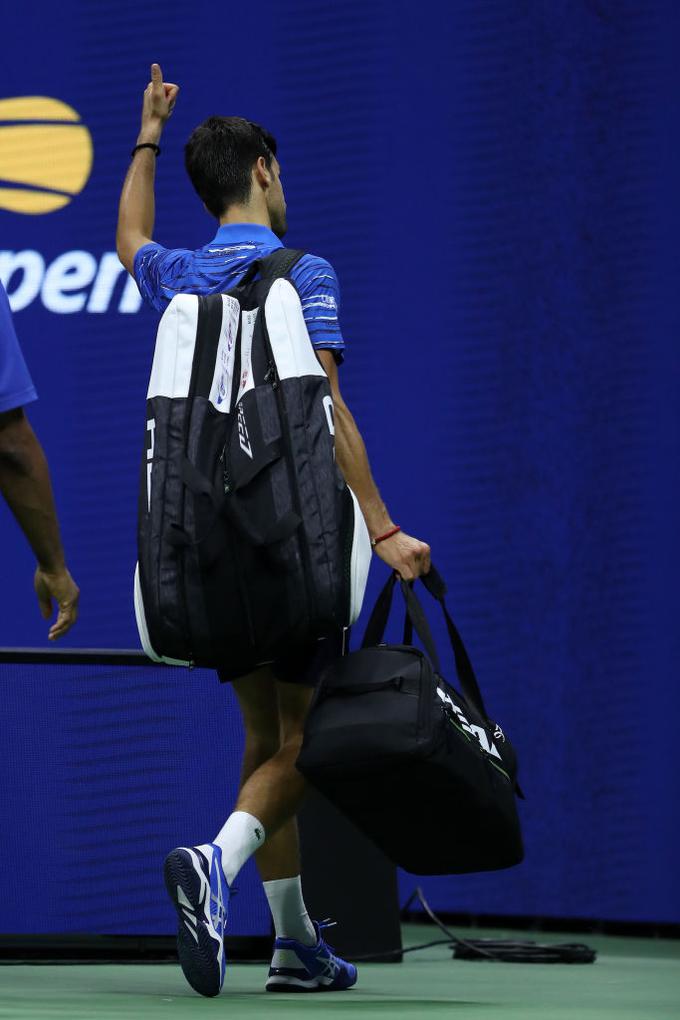 Ko so mu žvižgali, jim je Novak pokazal palec navzgor. | Foto: Gulliver/Getty Images
