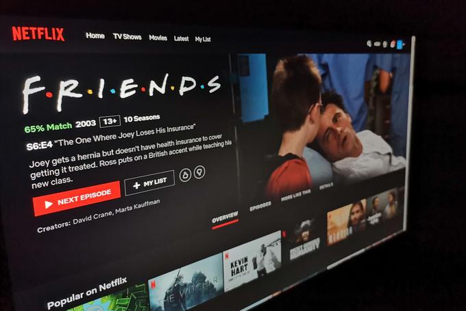 Prijatelji so še vedno na voljo vsem uporabnikom Netflixa, ki se ne nahajajo v ZDA. To se bo zelo verjetno spremenilo še letos ali najkasneje prihodnje leto, ko se bo HBO Max začel širiti na mednarodne trge.  | Foto: Matic Tomšič