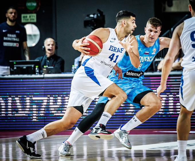Izraelci so se pred začetkom zadnje četrtine povsem približali Slovencem. | Foto: FIBA