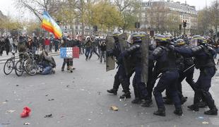 V Parizu spopadi med policijo in podnebnimi aktivisti, okoli 100 aretiranih (foto)