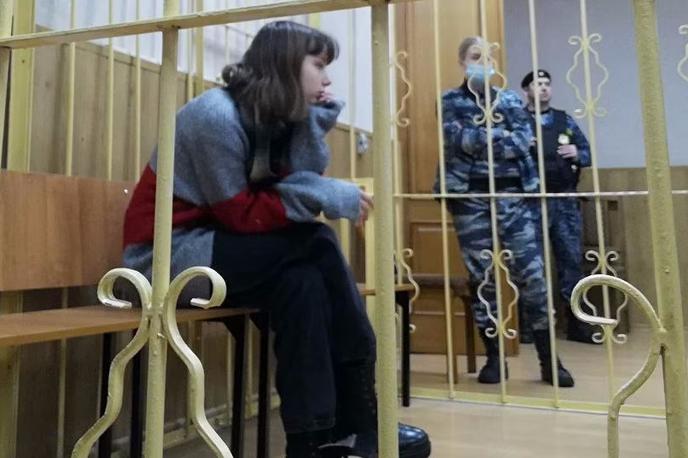 Mlada Rusinja | 19-letna Olesja Krivtsova na sodišču.  | Foto Twitter / Natalya Krivtsova
