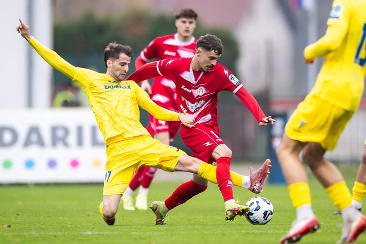 Emir Saitoski je z bele točke zadel za vodstvo Aluminija. | Foto: Jure Banfi
