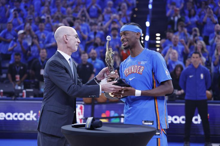 Shai Gilgeous-Alexander je pred tekmo prejel prestižno priznanje, po dvoboju s Spursi pa mu ni bilo več do smeha. | Foto: Reuters