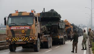 Proti Kurdom naravnana turška vojska vdrla v Sirijo