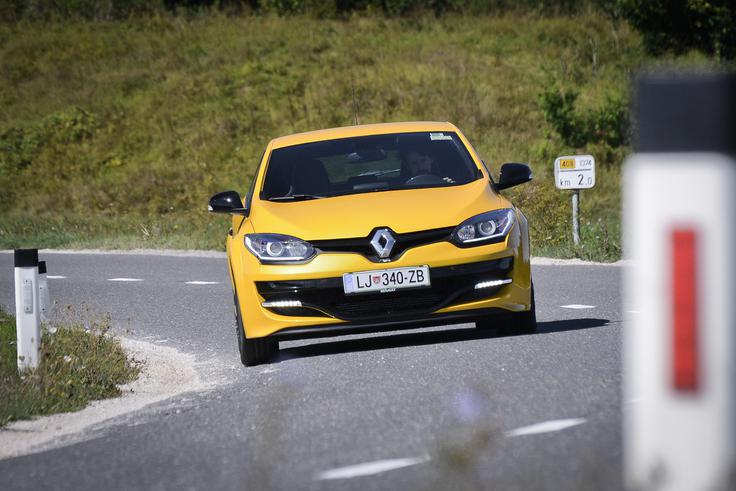 Na ovinkih renault megane RS ne priznava kompromisov. Tam pokaže ves potencial, bes in divjo naravo. Voznik mora biti vešč, da obvlada vseh 275 "konjev" na njegovih sprednjih kolesih. | Foto: Ciril Komotar