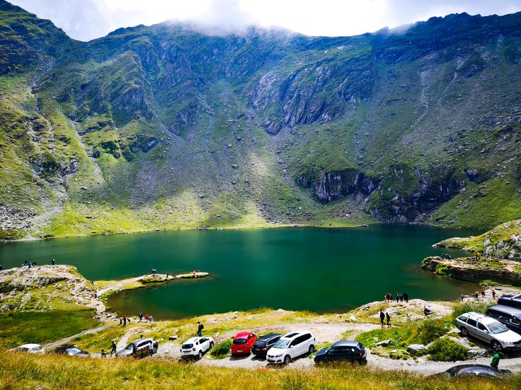 Vrh prelaza je skupaj z jezerom prilljubljena izletniška točka Romunov. | Foto: Gregor Pavšič